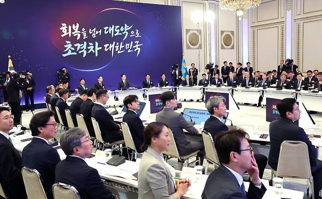 집중 이재명 대통령을 비롯한 참석자들이 29일 청와대 영빈관에서 열린 ‘대한민국 대도약 3대 메가프로젝트 국민보고회’에서 주제영상을 시청하고 있다. 청와대사진기자단