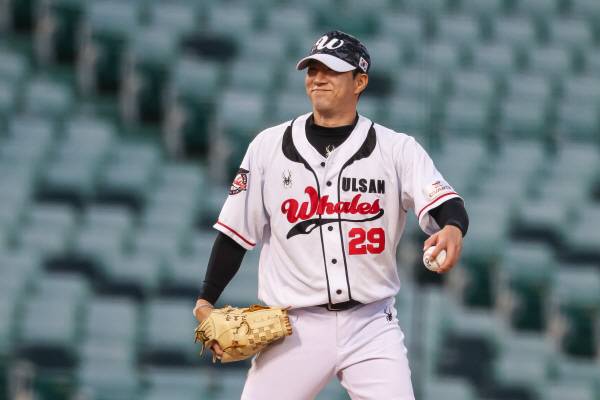 울산 웨일즈 고효준이 지난 28일 울산문수야구장에서 열린 2026 KBO 메디힐 퓨처스(2군)리그 롯데 자이언츠와의 경기에서 프로선수 마지막 등판을 소화하고 있다. 울산 웨일즈 제공