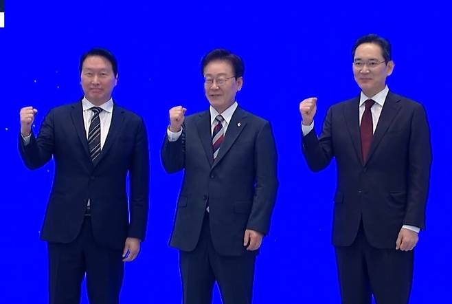 29일 이재명 대통령 주재 ‘대한민국 대도약 3대 메가프로젝트 국민보고회’에서 최태원 SK그룹 회장과 이재용 삼성전자 회장이 국가와 민간 기업이 합심하자는 의미로 ‘화이팅‘ 포즈를 취하고 있다. 생방송 캡처