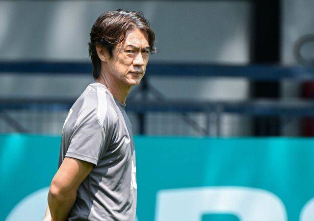 홍명보 축구 국가대표팀 감독이 28일(한국시간) 멕시코 과달라하라 인근 사포판의 치바스 바예 베르데 훈련장에서 어두운 얼굴로 선수들의 훈련을 지켜보고 있다. 과달라하라=이한형 기자