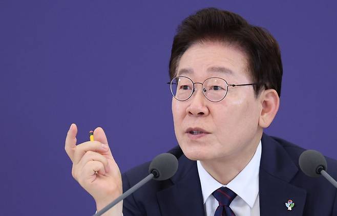 이재명 대통령이 26일 청와대에서 열린 '미래신안보 혁신기업 육성전략' 회의에서 발언하고 있다. 연합뉴스