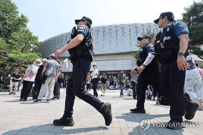 서울 잠실 개표소 봉쇄 현장 / 사진 = 연합뉴스
