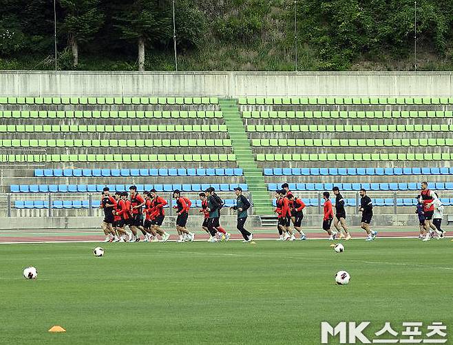 훈련 중인 강원 FC 선수들. 사진=이근승 기자