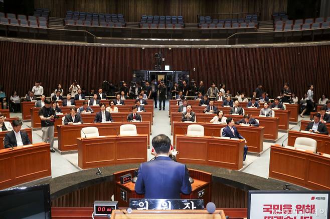 [서울=뉴시스] 정병혁 기자 = 정점식 국민의힘 원내대표가 18일 서울 여의도 국회 예결위회의장에서 열린 의원총회에서 발언하고 있다. 2026.06.18. jhope@newsis.com /사진=정병혁
