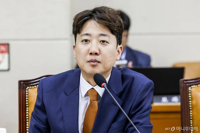 [서울=뉴시스] 정병혁 기자 = 이준석 개혁신당 대표가 18일 서울 여의도 국회에서 열린 전국동시지방선거투표용지부족사태등국민참정권침해진상규명및선거관리개혁을위한국정조사특별위원회 전체회의에서 발언하고 있다. 2026.06.18. jhope@newsis.com /사진=정병혁