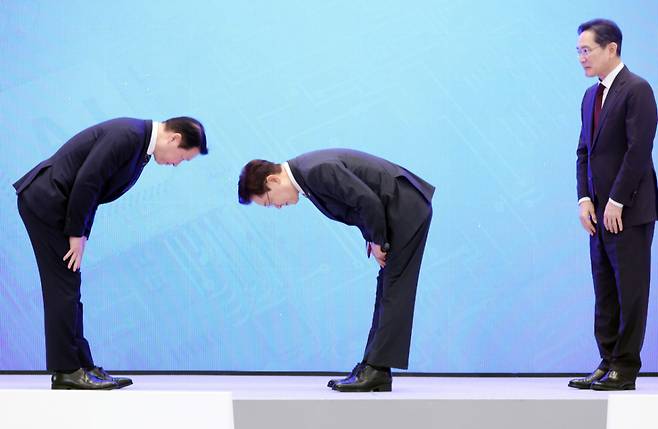 (서울=뉴스1) 허경 기자 = 이재명 대통령과 최태원 SK그룹 회장이 29일 청와대 영빈관에서 열린 대한민국 대도약 3대 메가프로젝트 국민보고회에서 인사하고 있다. 사진 오른쪽은 이재용 삼성전자 회장. 2026.6.29/뉴스1 Copyright (C) 뉴스1. All rights reserved. 무단 전재 및 재배포, AI학습 이용 금지. /사진=(서울=뉴스1) 허경 기자