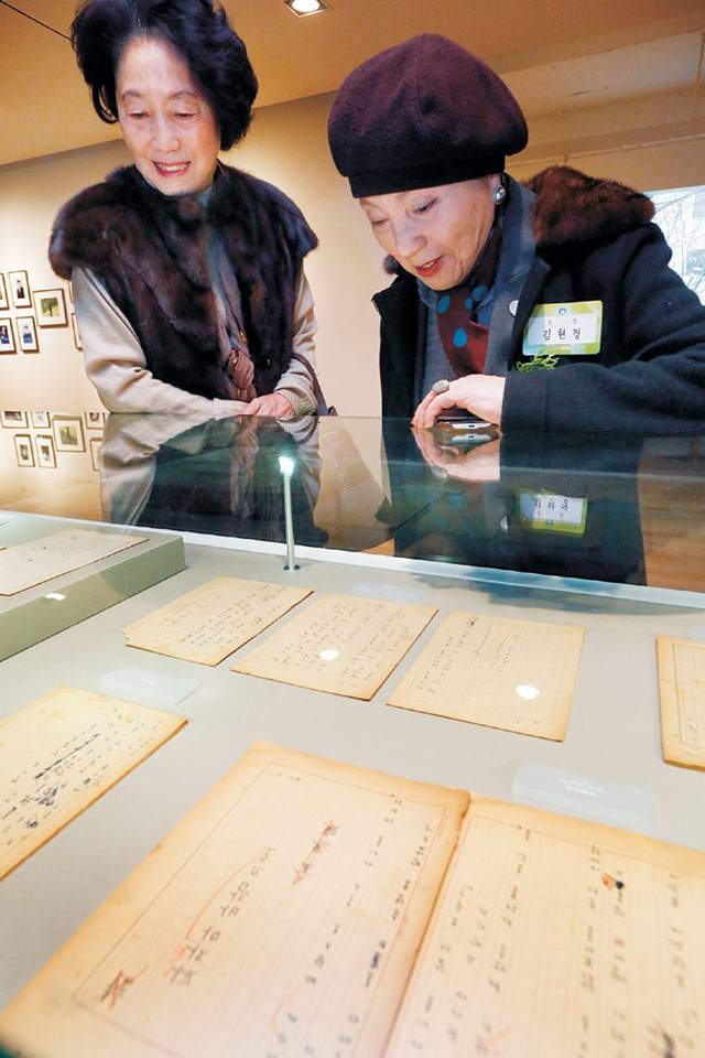 김수영 아내 김현경(오른쪽) 씨가 2013년 김수영문학관 개관식에서 자료를 보고 있다. 연합뉴스