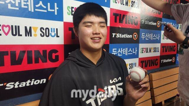 김태형이 6월 28일 서울 잠실야구장에서 2승 기념구를 들고 포즈를 취하고 있다./잠실=김경현 기자