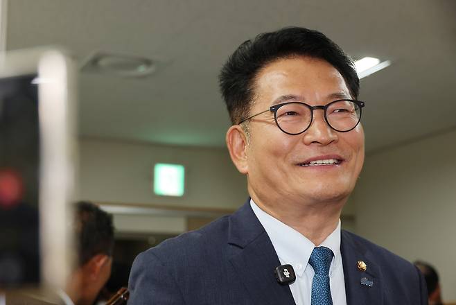 송영길 더불어민주당 의원이 28일 전북 전주 코오롱스카이타워에서 열린 ‘전북 민주당 평당원과의 타운홀 미팅’에 앞서 취재진 질문에 답하고 있다. [연합]
