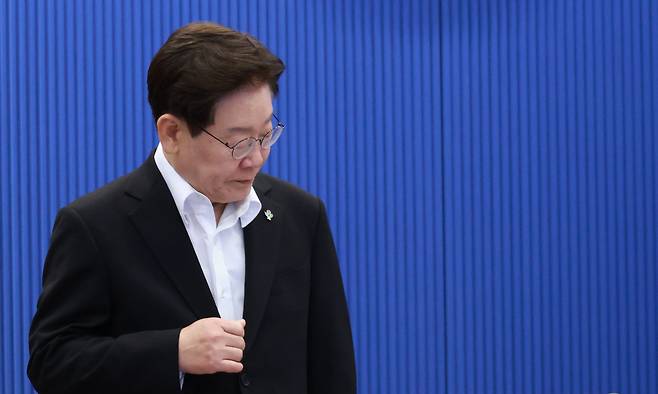 이재명 대통령이 지난 25일 청와대에서 열린 수석보좌관회의에 참석하고 있다. [연합]