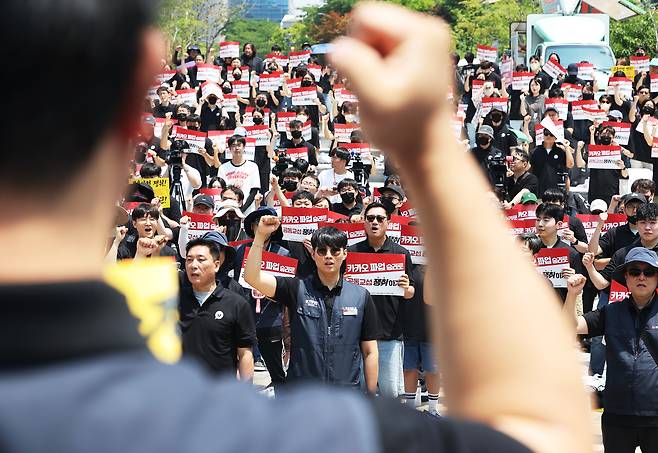 카카오 노조원들이 지난 10일 경기 성남시 유스페이스 광장에서 열린 파업승리 결의대회에서 구호를 외치고 있다.   [연합]