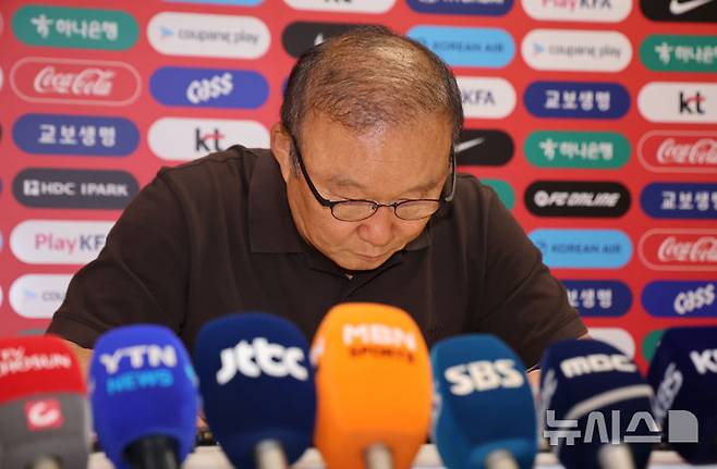 [사포판(멕시코)=뉴시스] 김명년 기자 = 박항서 대한축구협회 부회장이 28일(현지 시간) 멕시코 과달라하라 인근 사포판에 위치한 베이스캠프 훈련장 치바스 바예 베르데에서 북중미 월드컵 32강 진출 실패 관련 사과 기자회견을 열고 고개 숙여 인사하고 있다. 2026.06.29. kmn@newsis.com