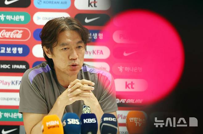 [사포판(멕시코)=뉴시스] 김명년 기자 = 홍명보 축구 국가대표팀 감독이 25일(현지 시간) 멕시코 과달라하라 인근 사포판에 위치한 베이스캠프 훈련장 치바스 바예 베르데에서 회복 훈련 전 기자회견하고 있다. 대표팀은 전날 남아프리카공화국과의 월드컵 조별리그 3차전에서 0-1으로 패배했다. 2026.06.26. kmn@newsis.com