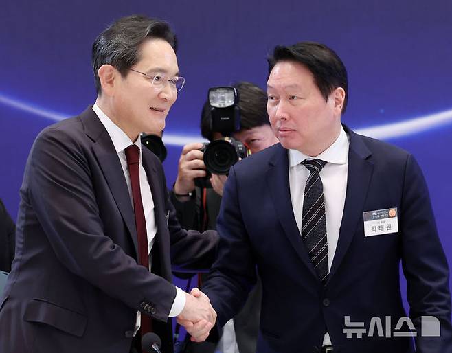 [서울=뉴시스] 조성봉 기자 = 이재용(왼쪽) 삼성전자 회장과 최태원 SK회장이 29일 청와대 영빈관에서 열린 ‘대한민국 대도약 3대 메가프로젝트 국민보고회’에서 악수하고 있다. 2026.06.29. suncho21@newsis.com