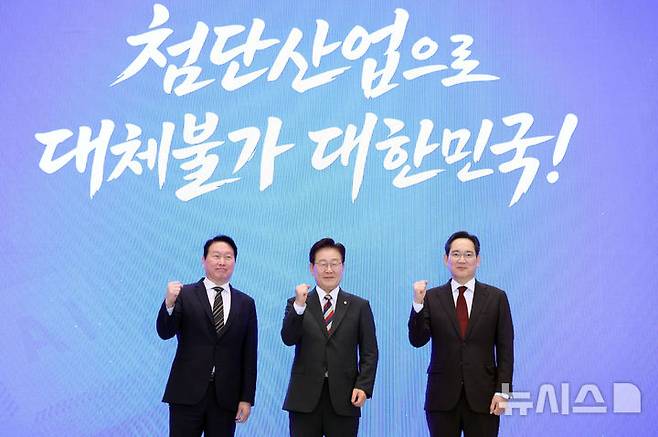 [서울=뉴시스] 조성봉 기자 = 이재명 대통령과 이재용(오른쪽) 삼성전자 회장, 최태원 SK 회장이 29일 청와대 영빈관에서 열린 ‘대한민국 대도약 3대 메가프로젝트 국민보고회’에서 기념촬영을 하고 있다. 2026.06.29. suncho21@newsis.com