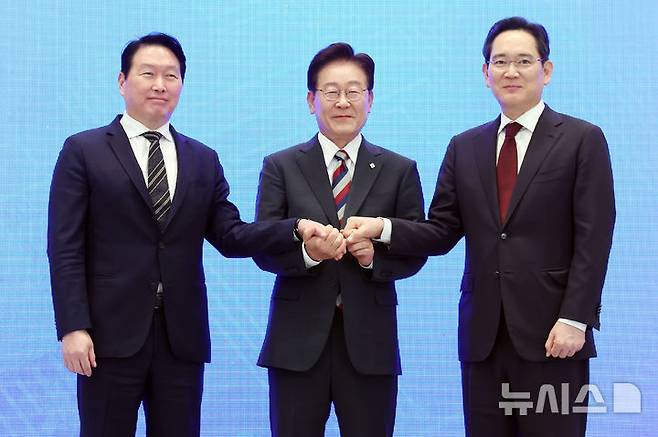 [서울=뉴시스] 조성봉 기자 = 이재명 대통령과 이재용(오른쪽) 삼성전자 회장, 최태원 SK 회장이 29일 청와대 영빈관에서 열린 ‘대한민국 대도약 3대 메가프로젝트 국민보고회’에서 기념촬영을 하고 있다. 2026.06.29. suncho21@newsis.com