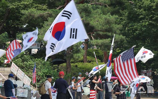 [서울=뉴시스] 권창회 기자 = 투표용지 부족 사태에 항의하며 개표소 봉쇄 시위가 25일째 이어지고 있는 29일 오후 서울 송파구 올림픽공원 핸드볼경기장 앞에서 시위대들이 구호를 외치고 있다. 2026.06.29. kch0523@newsis.com