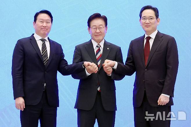 [서울=뉴시스] 조성봉 기자 = 이재명 대통령과 이재용(오른쪽) 삼성전자 회장, 최태원 SK 회장이 29일 청와대 영빈관에서 열린 ‘대한민국 대도약 3대 메가프로젝트 국민보고회'에서 기념촬영을 하고 있다. 2026.06.29. suncho21@newsis.com