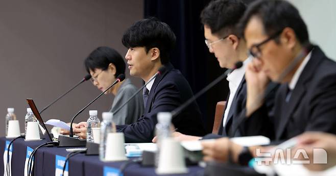 [서울=뉴시스] 박주성 기자 = 장지웅(왼쪽에서 두번째) 수원지방법원·수원가정법원 안산지원 판사가  29일 서울 서초구 대법원 대강당에서 열린 양형연구회 제16차 심포지엄 '교통범죄와 양형' 에서 주제발표를 하고 있다. 2026.06.29. park7691@newsis.com