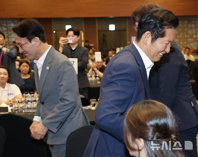 [경기광주=뉴시스] 정병혁 기자 = 28일 오후 경기 광주시 곤지암리조트에서 열린 더불어민주당 6.3 지방선거 청년 당선자 워크숍에서 김민석 국무총리와 정청래 전 대표가 이동하고 있다. (공동취재) 2026.06.28. photo@newsis.com