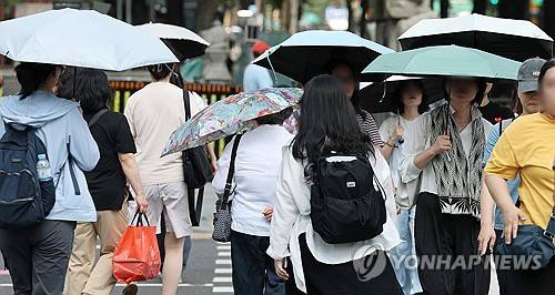 폭염주의보 더위 속 '양산 든 시민들' [연합뉴스]