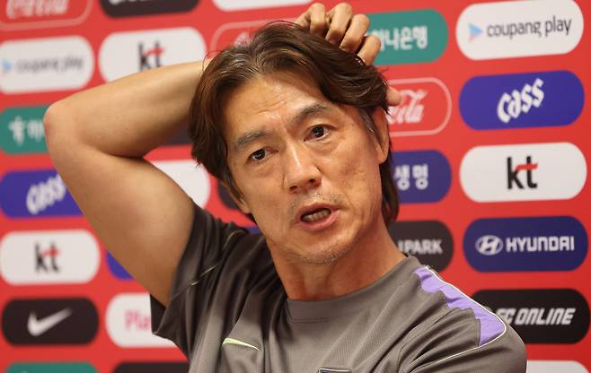 한국 축구 국가대표팀 홍명보 감독이 26일 팀 베이스캠프인 멕시코 과달라하라로 돌아와 사포판 치바스 바예 베르데에서 회복 훈련을 했다. 훈련에 앞서 홍명보 감독이 기자의 질문에 답하고 있다. 과달라하라=연합뉴스