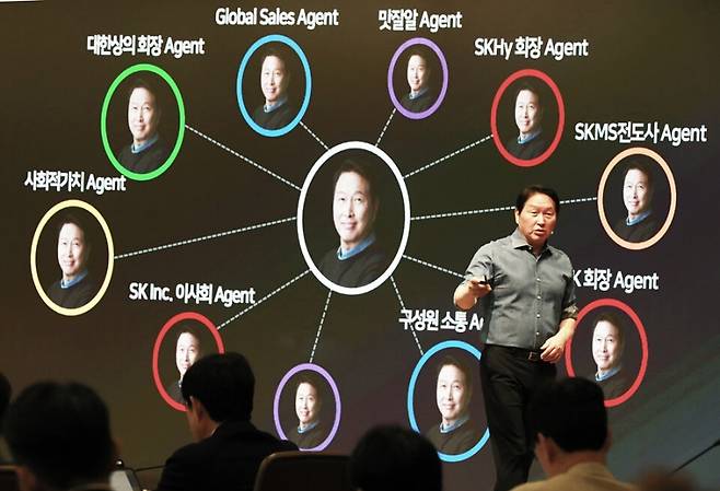 최태원 SK그룹 회장이 13일 경기 이천시 SKMS 연구소에서 열린 ‘2026 뉴 이천포럼’에서 마무리 발언을 하고 있다. 사진 제공=SK