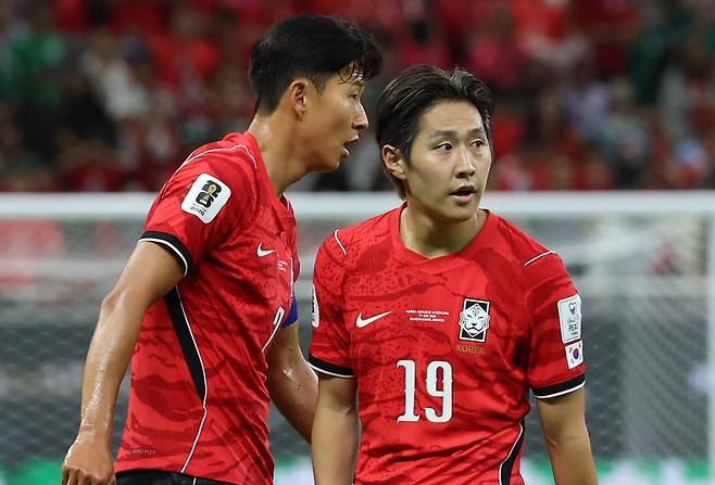 축구국가대표팀 미드필더 이강인(오른쪽)이 29일(한국시간) 스페인 매체 마르카가 선정한 북중미월드컵 조별리그 베스트11 미드필더 부문에 이름을 올렸다. 12일 멕시코 할리스코주 과달라하라 스타디움서 열린 체코전서 손흥민과 프리킥 전 이야기를 나누는 모습. 과달라하라│뉴시스