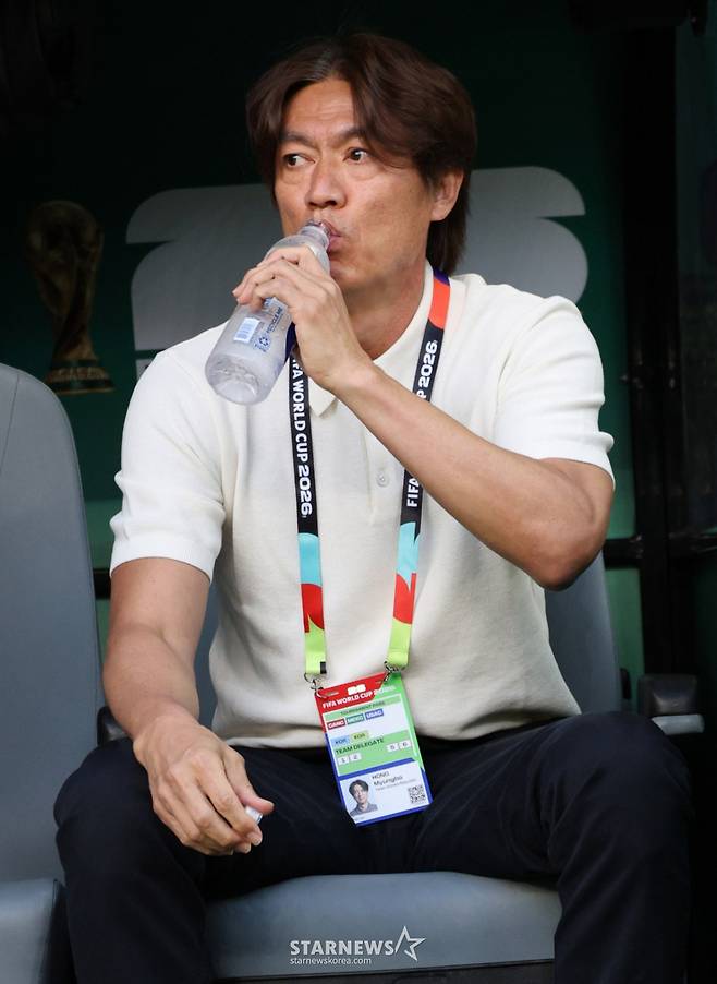 홍명보 한국 축구 대표팀 감독이 지난 19일 멕시코 과달라하라 에스타디오 아크론에서 열린 2026 FIFA 북중미월드컵 A조 조별리그 2차전 멕시코전에서 벤치에 앉아 갈증을 달래고 있다. /사진=김진경 대기자