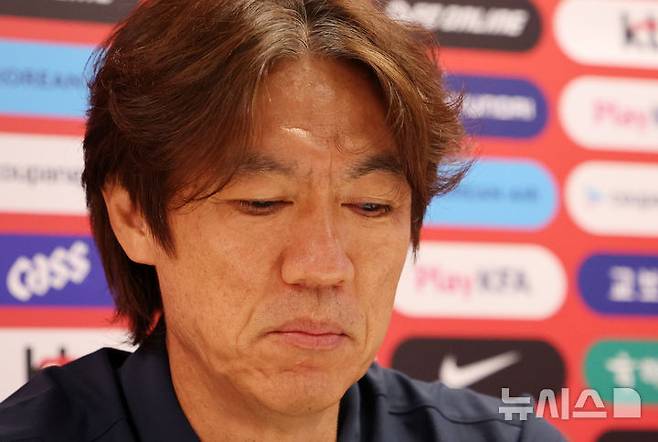 홍명보 축구 국가대표팀 걈독이 28일(현지시간) 멕시코 과달라하라 인근 사포판에 위치한 베이스캠프 훈련장 치바스 바예 베르데에서 기자회견을 열고 북중미 월드컵 32강 진출 실패 관련 입장발표를 하고 있다. 홍명보 감독은 이날 감독직 사퇴 선언을 했다. /사진=뉴시스