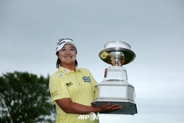 유해란이 29일 미국 미네소타주 채스카 헤이즐틴 내셔널 골프클럽(파72)에서 열린 시즌 세 번째 메이저대회인 KPMG 위민스 PGA 챔피언십(총상금 1300만 달러)에서 우승을 차지하고 트로피를 들어올리고 있다. /AFPBBNews=뉴스1