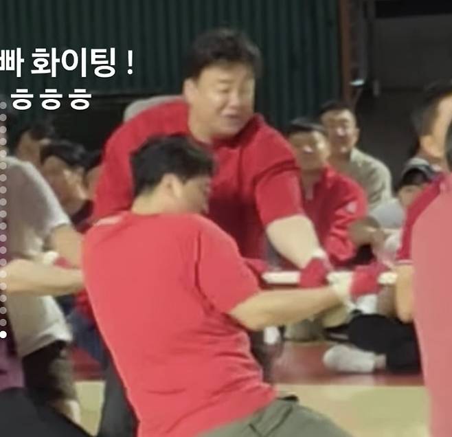 So Yoo-jin shared an update on her social media showing her attending her childrens school Sports Day with her husband, Baek Jong-won. Baek Jong-won showed his enthusiasm by personally participating in the parents tug-of-war, the highlight of the Sports Day, as a member of the Red Team.So Yoo-jin shared glimpses of her daily life with her family, showing how her children were divided into the Red and Blue teams to cheer. Baek Jong-wons active participation in the family event, despite his busy business schedule, is garnering significant attention.The couple married in 2013 and have one son and two daughters.
