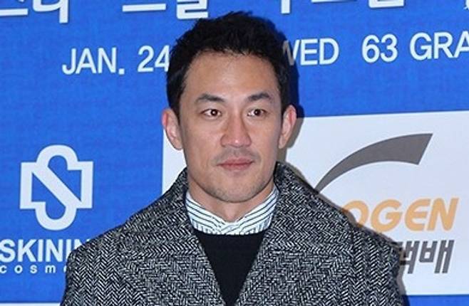 Actor Han Jung-soo has publicly raised his voice in criticism of Head Coach Hong Myung-bo regarding the South Korean national football teams poor performance. Han Jung-soo delivered a sharp rebuke in a strong tone, asserting that if Coach Hong has any conscience, he should return his salary.Although Coach Hong expressed his deep sense of responsibility through a pre-recorded video following the teams elimination, he faced fierce public criticism due to the format of the presentation, which lacked a Q&A session, and his demeanor during his expulsion. Throughout the tournament, Han Jung-soo consistently voiced his convictions regarding the teams performance and the Korea Football Associations management style.The Korean national team secured a victory against the Czech Republic but was ultimately eliminated after consecutive defeats against Mexico and South Africa. Han Jung-soos unreserved criticism regarding this disappointing result, achieved after four years of preparation, is resonating with many football fans.