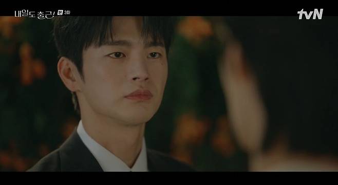 In the tvN drama Go to Work!, Park Ji-hyun, who plays the role of Cha Ji-yoon, revealed that she rejected a proposal from her ex-boyfriend Jo Ga-eul and completely ended the relationship with Seo In-guk, who plays the role of Kang Si-woo. Cha Ji-yoon broke up with Seo In-guk after confirming her feelings through a performance with her ex-boyfriend, raising expectations for a change in their relationship.