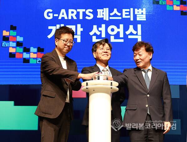 '다시 살린 경기예술' 경기아트센터 김상회 사장, "작품 널리 알릴 수 있어 감사"...사진은 경기도의회 남종현, 감상회 사장, 경기도 박래혁 국장.(사진=김경수 기자, 2026.6.26/ 발리볼코리아닷컴 DB 자료)