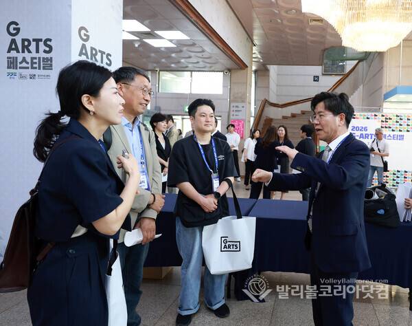 ​'다시 살린 경기예술' 경기아트센터 김상회 사장, "작품 널리 알릴 수 있어 감사"..사진은 행사가 열리는 경기도 시, 도 문화담당 인사들과 김상회 사장.(사진=김경수 기자/ 2026. 6.28)​