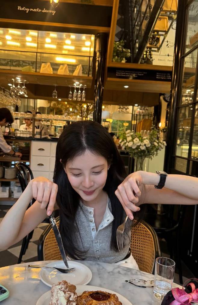 Seohyun, a member of the group Girls Generation and an actress, celebrated her birthday by sharing glimpses of her daily life on social media and expressing her gratitude to her fans. The post garnered attention for featuring photos of Seohyun celebrating her birthday with a ribbon, along with warm congratulatory messages from her fellow Girls Generation members.On the 28th, Seohyun shared several photos of herself enjoying her birthday on her social media. In the photos, Seohyun is seen wearing a pink ribbon in her hair and holding a cake while smiling happily.Upon seeing this, Girls Generation members Sooyoung and Yuri left comments, sincerely congratulating the youngest member, Seohyun, on her birthday. The members unchanging friendship brought warmth to many fans.Meanwhile, Seohyun, born in 1991, is preparing to meet audiences through the film *Finding the King*, which is scheduled for release in the second half of the year.
