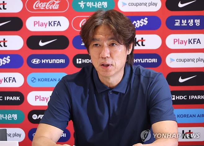 사퇴 기자회견 하는 홍명보 감독 (사포판[멕시코 할리스코주]=연합뉴스) 최재구 기자 = 2026 북중미 월드컵에서 32강 진출에 실패한 한국축구국가대표팀의 홍명보 감독이 28일(현지시간) 멕시코 사포판 치바스 바예 베르데에서 기자회견을 하며 사퇴 의사를 밝히고 있다. 2026.6.29 jjaeck9@yna.co.kr