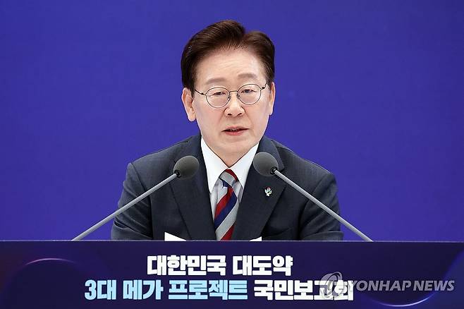 이재명 대통령, 3대 메가프로젝트 국민보고회 (서울=연합뉴스) 한상균 기자 = 이재명 대통령이 29일 청와대에서 열린 3대 메가프로젝트 국민보고회에서 발언하고 있다. 2026.6.29 [청와대통신사진기자단] xyz@yna.co.kr