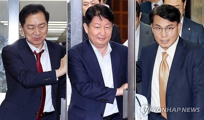 종합특검, 특수공무집행 방해 혐의…김기현·권영진·윤상현 입건 (서울=연합뉴스) 이동해 기자 = 국민의힘 김기현(왼쪽부터), 권영진, 윤상현 의원이 29일 국회에서 열린 비공개 의원총회를 마친 뒤 회의장을 나서고 있다.
2차 종합 특별검사팀은 윤석열 전 대통령의 '체포 방해' 의혹과 관련해 김기현·권영진·윤상현 의원을 특수공무집행방해 혐의로 추가 입건하고 출석을 통보했다. 2026.6.29 eastsea@yna.co.kr