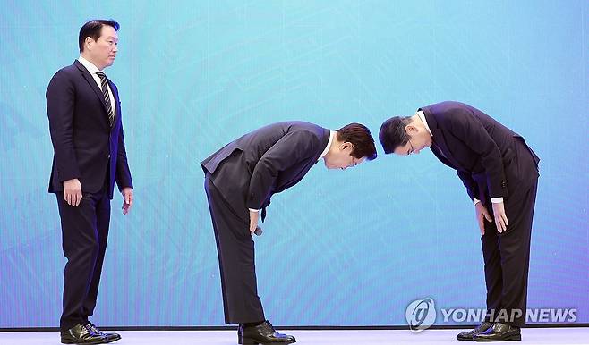 인사하는 이재명 대통령 (서울=연합뉴스) 한상균 기자 = 이재명 대통령이 29일 청와대에서 열린 3대 메가프로젝트 국민보고회에서 기업 투자계획 발표 후 이재용 삼성전자 회장에게 인사하고 있다. 왼쪽은 최태원 SK그룹 회장. 2026.6.29 [청와대통신사진기자단] xyz@yna.co.kr