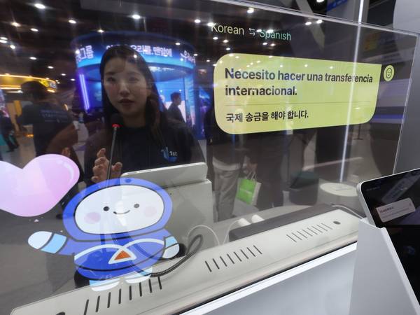 지난해 11월 열린 ‘코리아 핀테크 위크 2025’에서 관계자가 AI 통번역 솔루션을 설명하고 있다. 2025.11.26. /연합뉴스