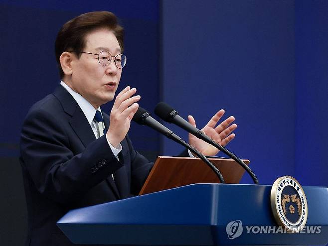이재명 대통령이 30일 광주 김대중컨벤션센터에서 열린 서남권 첨단산업 발전비전 국민보고회에서 축사하고 있다./사진=연합뉴스