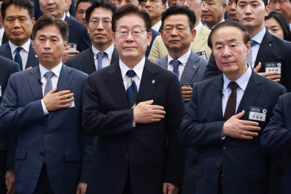 이재명 대통령이 30일 광주 김대중컨벤션센터에서 열린 서남권 첨단산업 발전비전 국민보고회에서 국민의례를 하고 있다. 연합뉴스