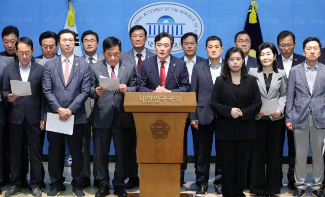 정동만 부산시당위원장과 부산·울산·경남에 지역구를 가진 국민의힘 의원들이 30일 국회 소통관에서 열린 호남 반도체 투자 관련 합동 기자회견에서 부·울·경이 생산 거점 검토에서 배제된 것을 두고 자료 공개를 요청하고 있다. 연합뉴스