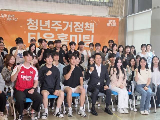 오세훈 서울시장이 30일 건국대학교 신공학관에서 학생들과 청년 주거 정책 관련 타운홀미팅을 마친 뒤 기념사진을 촬영하고 있다. (사진=박유진 기자)