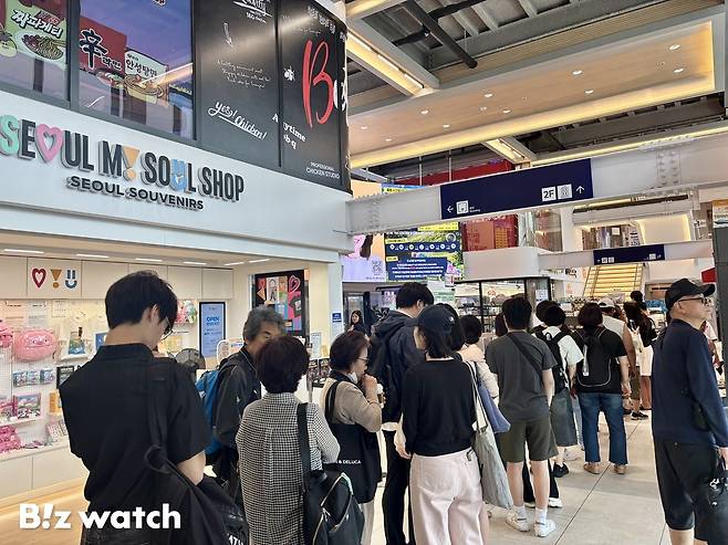 여의도 선착장엔 편의점뿐만 아니라 치킨집, 카페 등 편의시설이 있어 사람들로 북적였다. 서울시가 운영하는 기념품 가게를 둘러보는 이도 있었다. /사진=김진수 기자