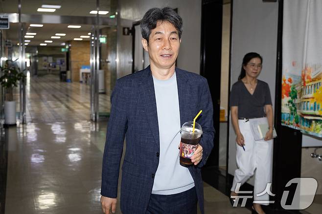 윤건영 국회 제9회 전국 동시 지방선거 투표용지 부족사태 등 국민참정권 침해 진상규명 및 선거관리 개혁을 위한 국정조사특별위원회 더불어민주당 간사가 30일 서울 여의도 국회에서 국조특위 일정 및 증인 출석 관련 여야 간사 협의를 위해 위원장실로 들어서고 있다. 2026.6.30 ⓒ 뉴스1 유승관 기자