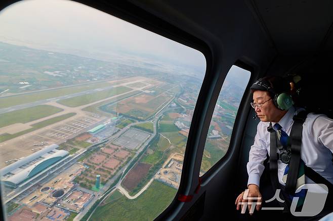 이재명 대통령이 30일 항공 시찰 중 무안공항 항로를 바라보고 있다. (청와대 제공. 재판매 및 DB 금지) 2026.6.30 ⓒ 뉴스1 이재명 기자