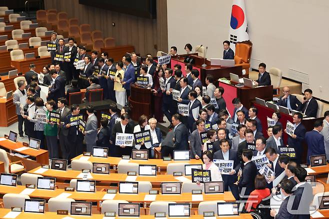 30일 서울 여의도 국회에서 열린 제436회 국회(임시회) 제4차 본회의에서 국민의힘 의원들이 여당 단독 원구성에 반대하는 피켓 시위를 하고 있다. 2026.6.30 ⓒ 뉴스1 신웅수 기자